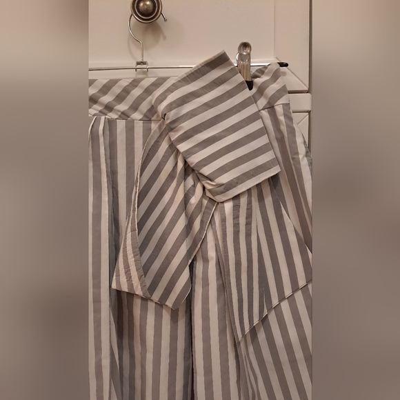 CUE Grey & White Striped Pleated Skirt - Picture 2 of 7
